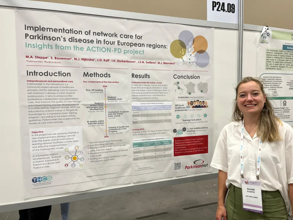 Projectleider Maxime Steppe van ParkinsonNet staat voor de poster die zij presenteert tijdens het WPC 2026.