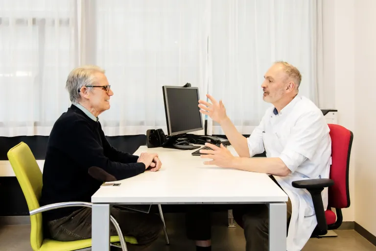 Goede parkinsonzorg doe je samen: wie helpt je wanneer?